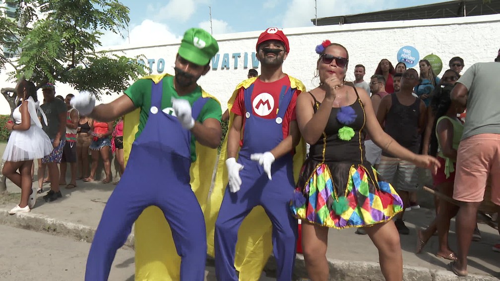 O web designer Jailson Félix escolheu a roupa de Luigi, do jogo eletrônico Super Mário Bros, para aproveitar o CDU na Folia  junto com os amigos — Foto: Reprodução/TV Globo