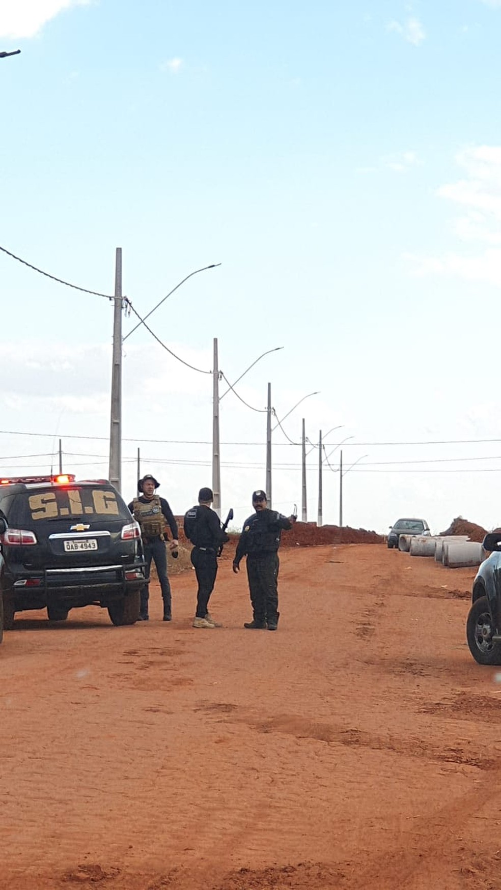 Policiais durante operação sobre sabotagem da linha férrea — Foto: Polícia Civil/Divulgação