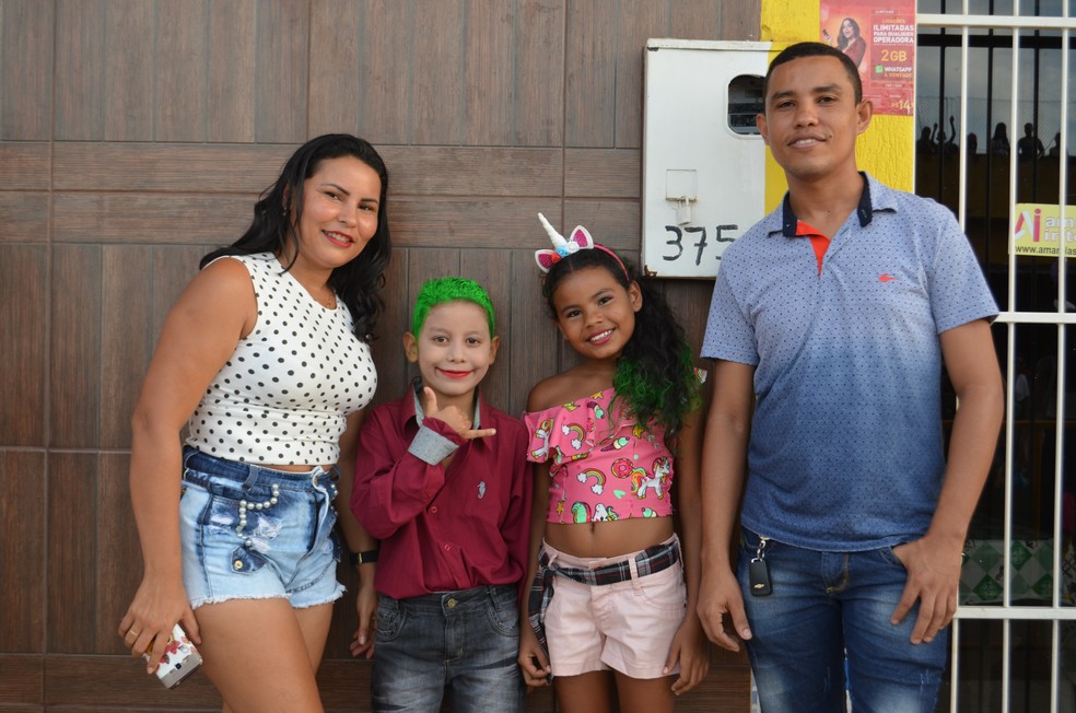 Lidion&eacute;ia Costa aproveitou a folia para levar o sobrinho e a filha (Foto: Hosana Morais/G1)