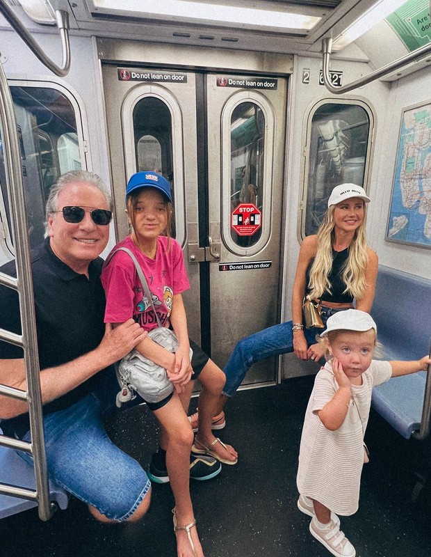 Ana Paula Siebert e Roberto Justus em metrô em NY (Foto: Reprodução/Instagram)