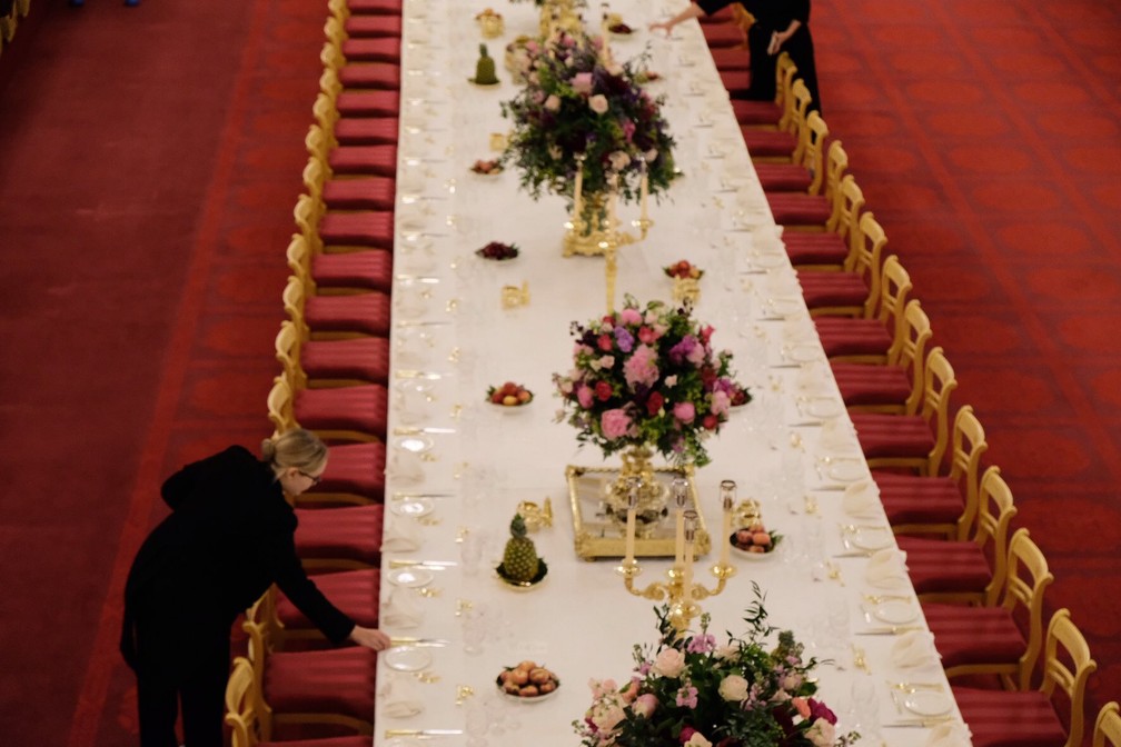 Preparação para o banquete de Estado oferecido nesta segunda-feira (3) ao presidente americano, Donald Trump, no Palácio de Buckingham, em Londres. — Foto: Twitter/Família real britânica