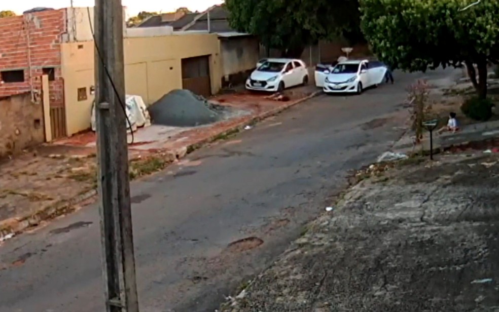 Adolescente de 15 anos foi atropelada em Goiânia por torcida organizada de futebol — Foto: Reprodução/TV Anhanguera