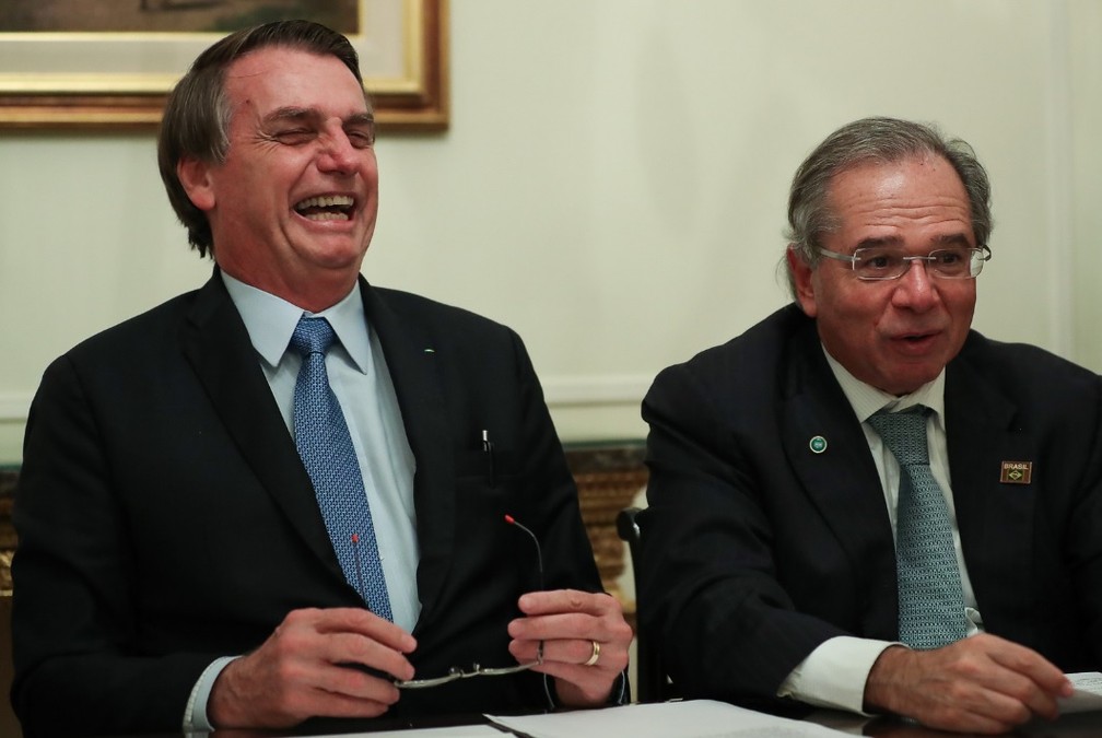 O presidente Jair Bolsonaro e o ministro da Economia, Paulo Guedes, durante transmissão ao vivo nesta quinta-feira (6) — Foto: Marcos Corrêa/PR