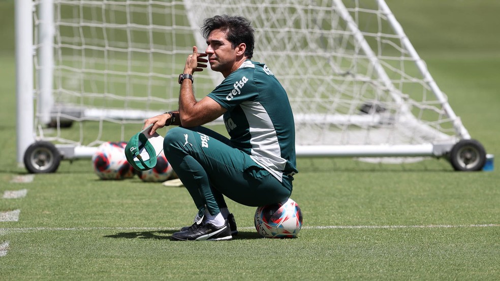 Abel Ferreira em treino do Palmeiras na Academia de Futebol — Foto: Cesar Greco/Palmeiras