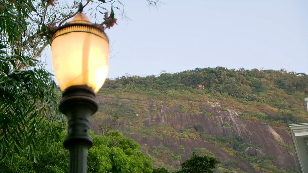 Os moradores de bairros tradicionalmente conhecidos pelas altas temperaturas que registram normalmente foram surpreendidos por uma onda de frio. (Foto: Reprodução/ TV Globo)