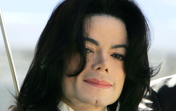 Michael Jackson era a pequena e mais brilhante estrela do Jackson 5, banda mirim formada por ele e alguns de seus irmãos nos anos 60. Logo, duas décadas depois, era definitivamente o rei do pop, emplacando hit atrás de hit. A partir dos anos 90, porém, o vitiligo e uma porção de cirurgias plásticas a que Michael já vinha se submetendo o transformaram numa pessoa completamente diferente — e não só por fora. Ele passou a protagonizar cada vez mais polêmicas, das acusações de pedofilia ao episódio em que quase pendurou um dos filhos na sacada de um hotel em Berlim, Alemanha. (Foto: Getty Images)