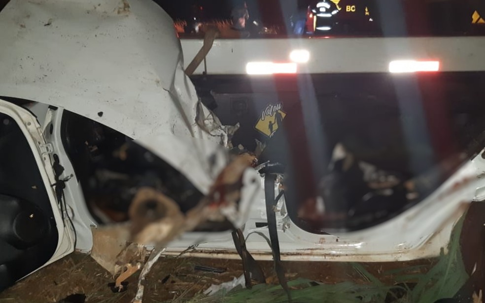 Carro fica destruído após bater de frente contra caminhão e deixa 5 mortos na BR-452 em Itumbiara — Foto: Divulgação/PRF
