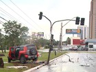 Carro derruba poste e 4 pessoas ficam feridas em cruzamento de Ribeirão