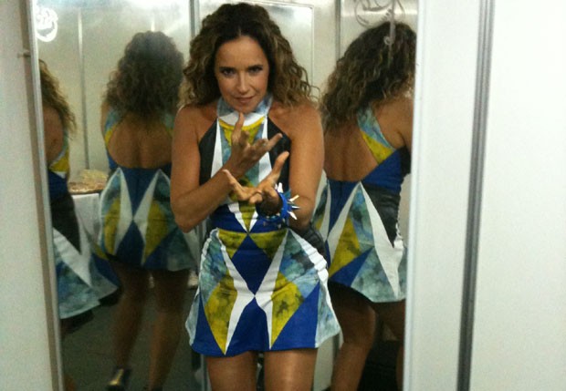 Daniela Mercury dançando no camarim (Foto: Amelia Doria/Ag FredPontes/Divulgação)