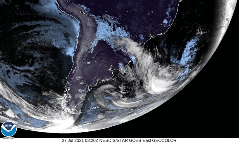 Imagem de satélite mostra avanço da massa de ar frio da Antártida rumo à América do Sul (Foto: GOES)