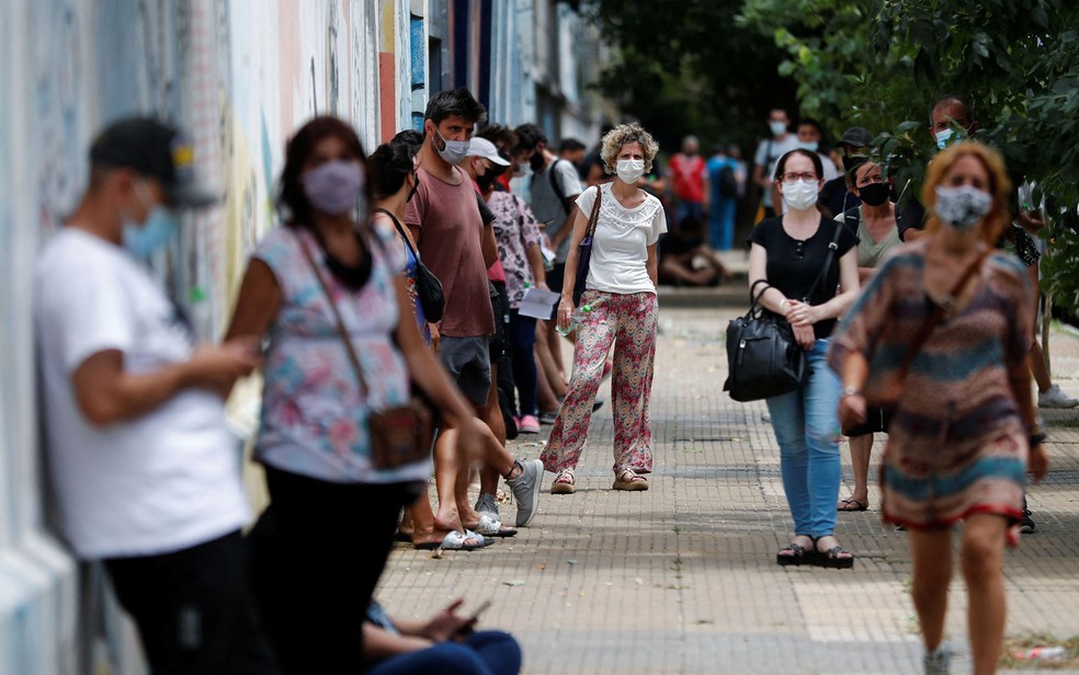 Pessoas aguardam em fila para realizar teste de Covid do lado de fora do Hospital Pirovano, em Buenos Aires, na Argentina, em foto de 4 de janeiro — Foto: Reuters/Agustin Marcarian 