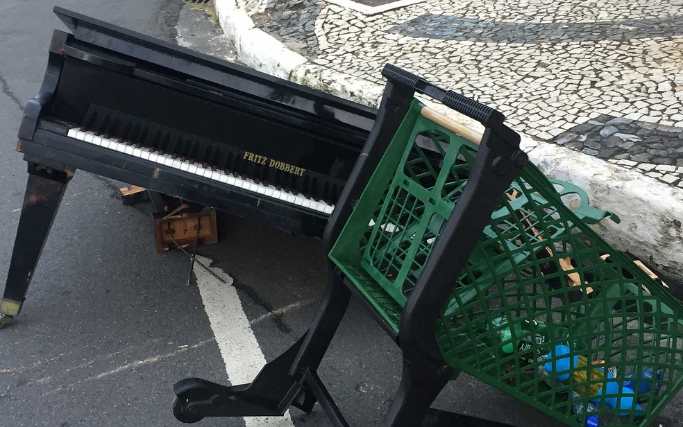 Piano deixado na orla de Salvador estava com "pernas" quebradas e alguns danos (Foto: Adriana Silva/Arquivo Pessoal)