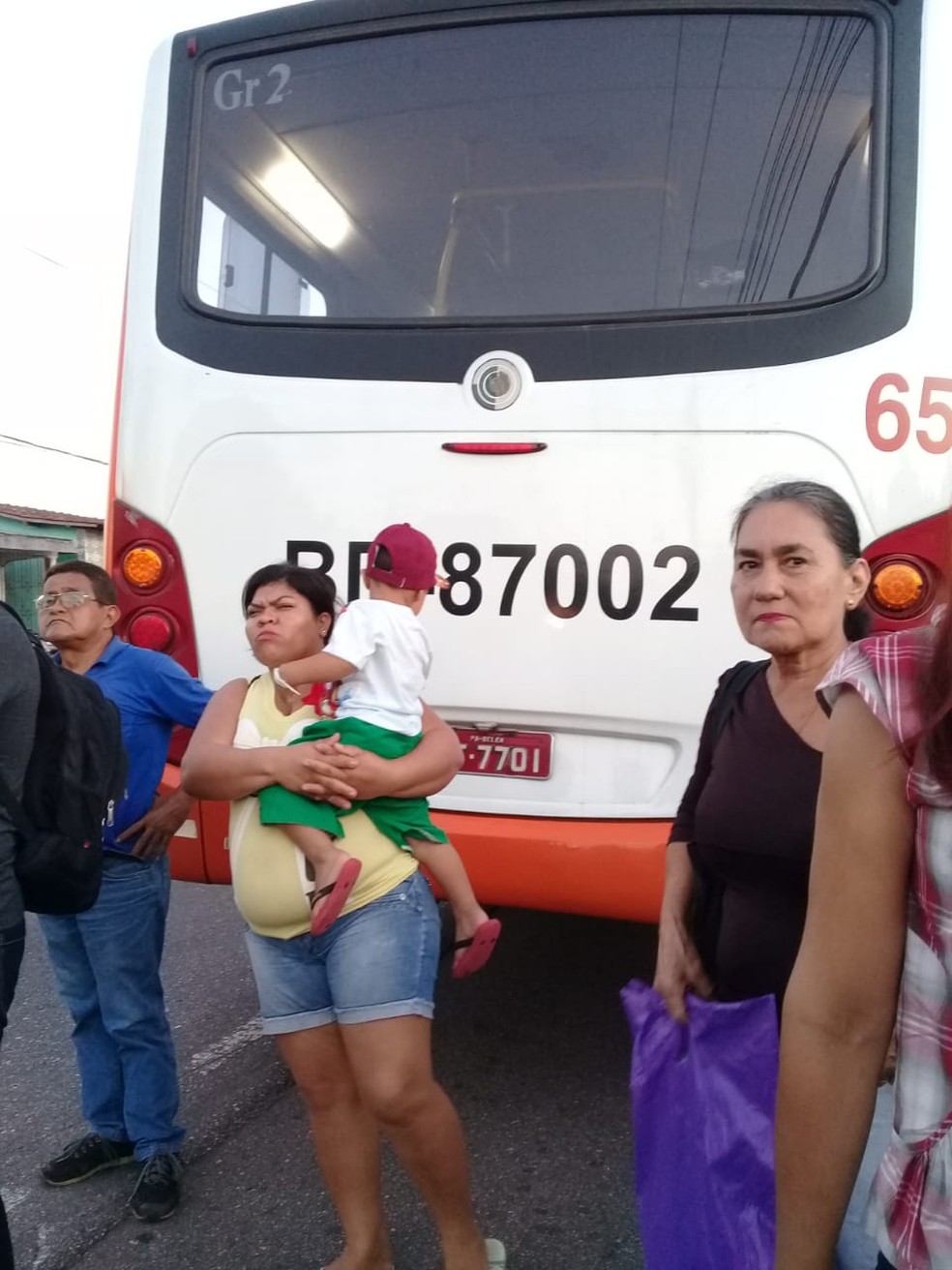 Passageiros são transferidos para este terceiro ônibus (Foto: Luiz Cláudio Fernandes)