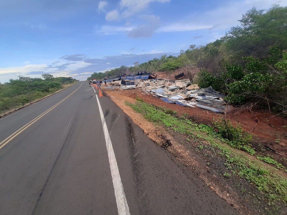 Carga de caminhão que tombou no Piauí era avaliada em R$ 4 milhões  — Foto: Divulgação/PRF
