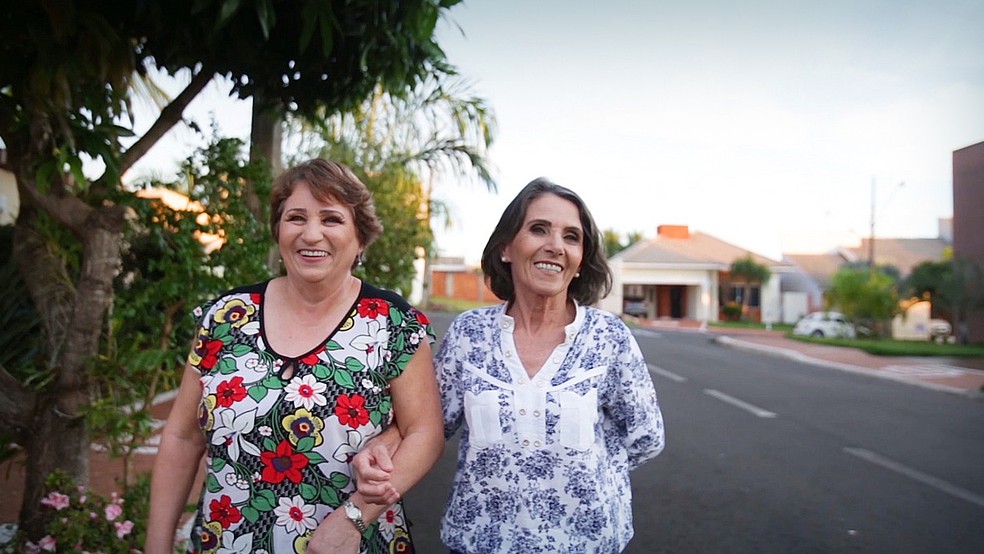Maria Basso (à esquerda) e Ladaete Pelegrini (à direita), pacientes da Oral Sin Implantes, são responsáveis pela indicação do tratamento há mais de dez pessoas, entre familiares, vizinhos e outros amigos. — Foto: arquivo Oral Sin Implantes. 
