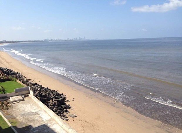 Projeto de 85 semanas retira 5 mil toneladas de lixo da praia de Mumbai (Foto: © Twitter / Afroz Shah)