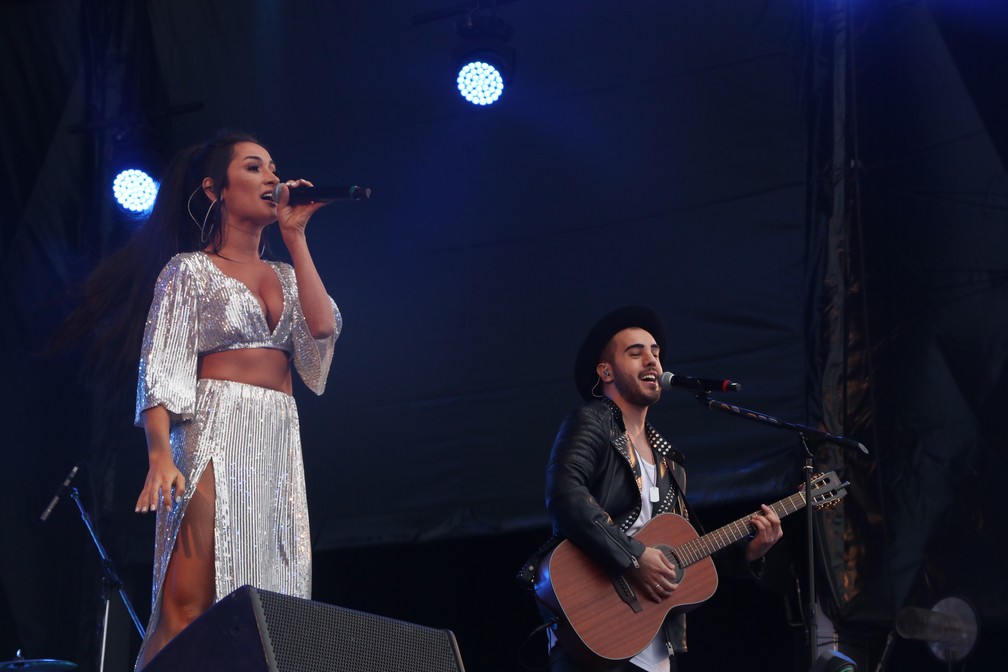Melim recebe Carolina Deslandes em show no palco Sunset neste domingo (6), último dia de Rock in Rio — Foto: Rogério Fidalgo/AgNews