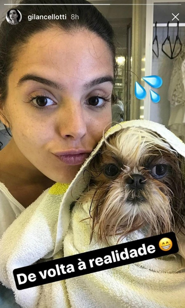 Giovanna Lancellotti com a cachorrinha Filomena (Foto: Reprodução/Instagram)