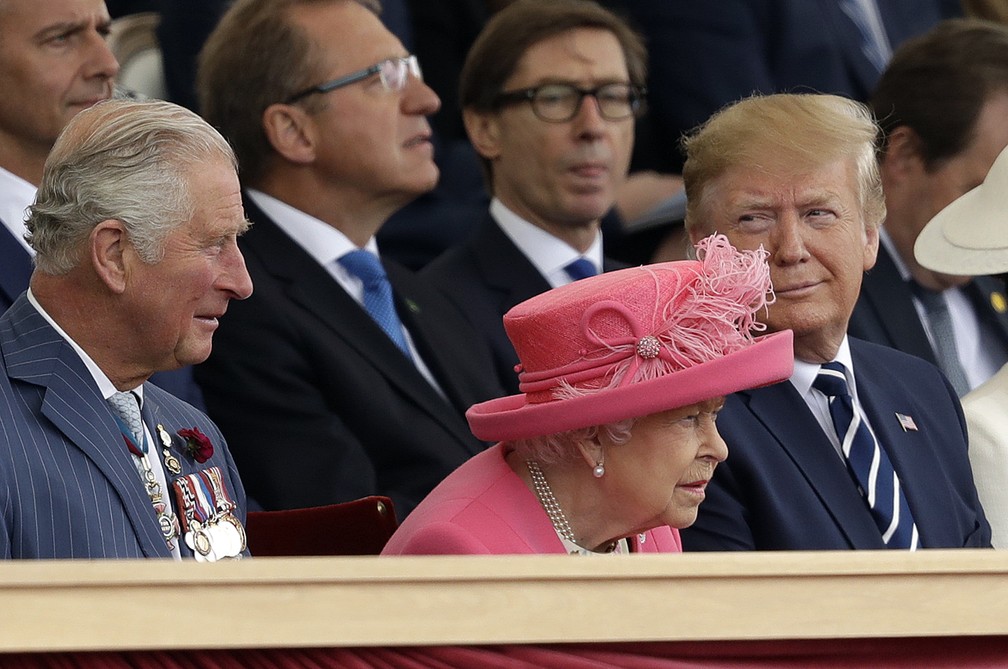 Trump e Rainha Elizabeth celebram os 75 anos do 'Dia D' da Segunda Guerra Mundial na cidade de Portsmouth, costa sul da Inglaterra, nesta quarta-feira (5). — Foto: Matt Dunham/AP 
