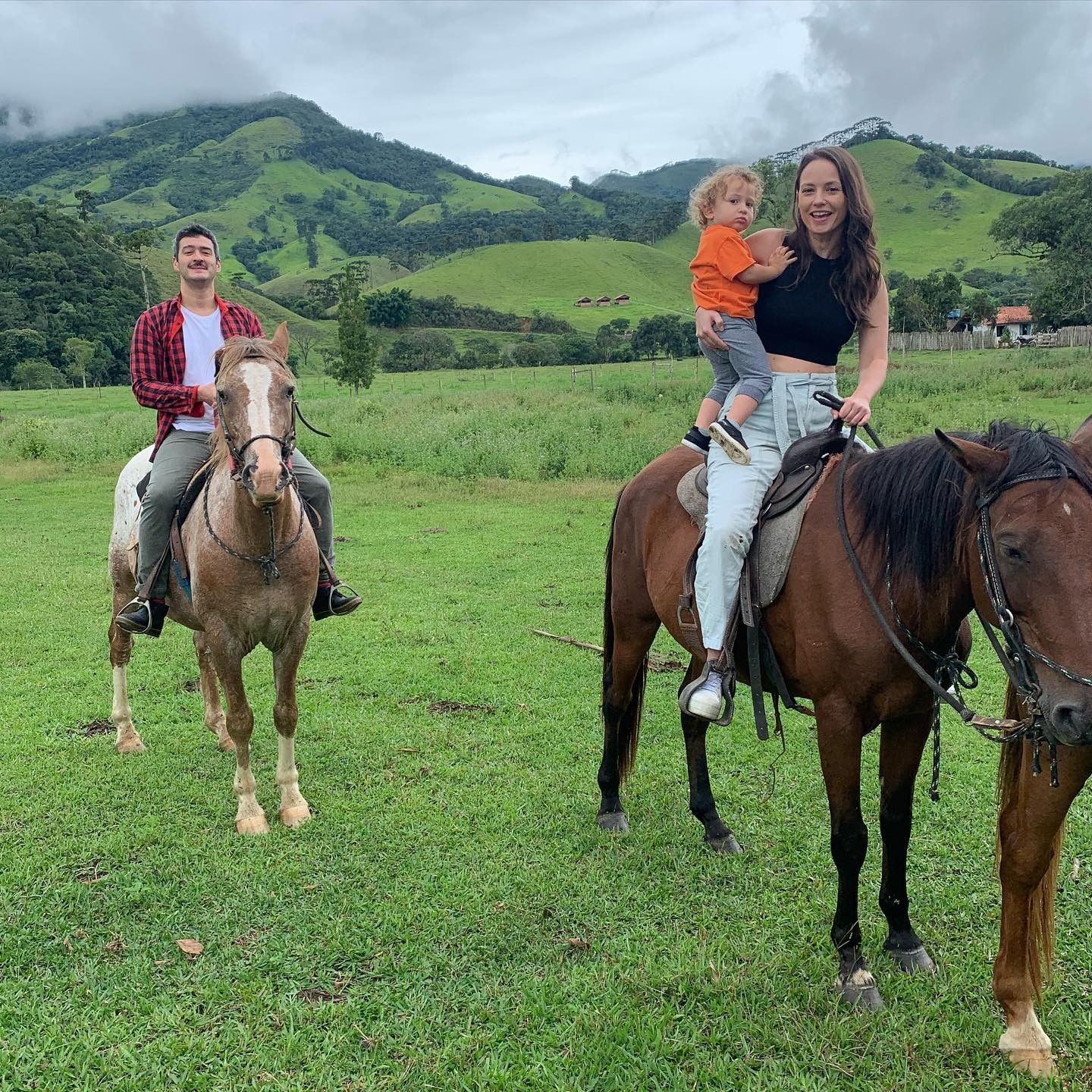Macos Veras aproveita momento em família durante passeio a cavalo  (Foto: reprodução/instagram)
