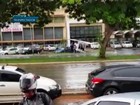 Chuva e vento forte derrubam poste sobre carro na W3 Norte, em Brasília