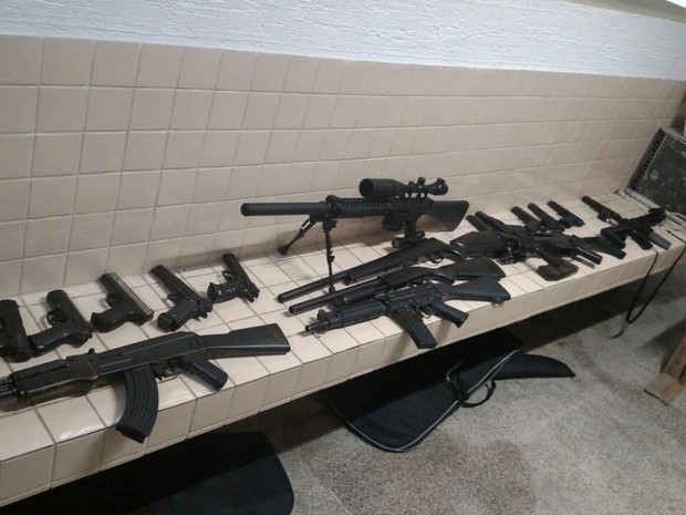 Réplicas de armas foram apreendidas durante gravação de clipe de funkeiro em São Vicente (Foto: G1)