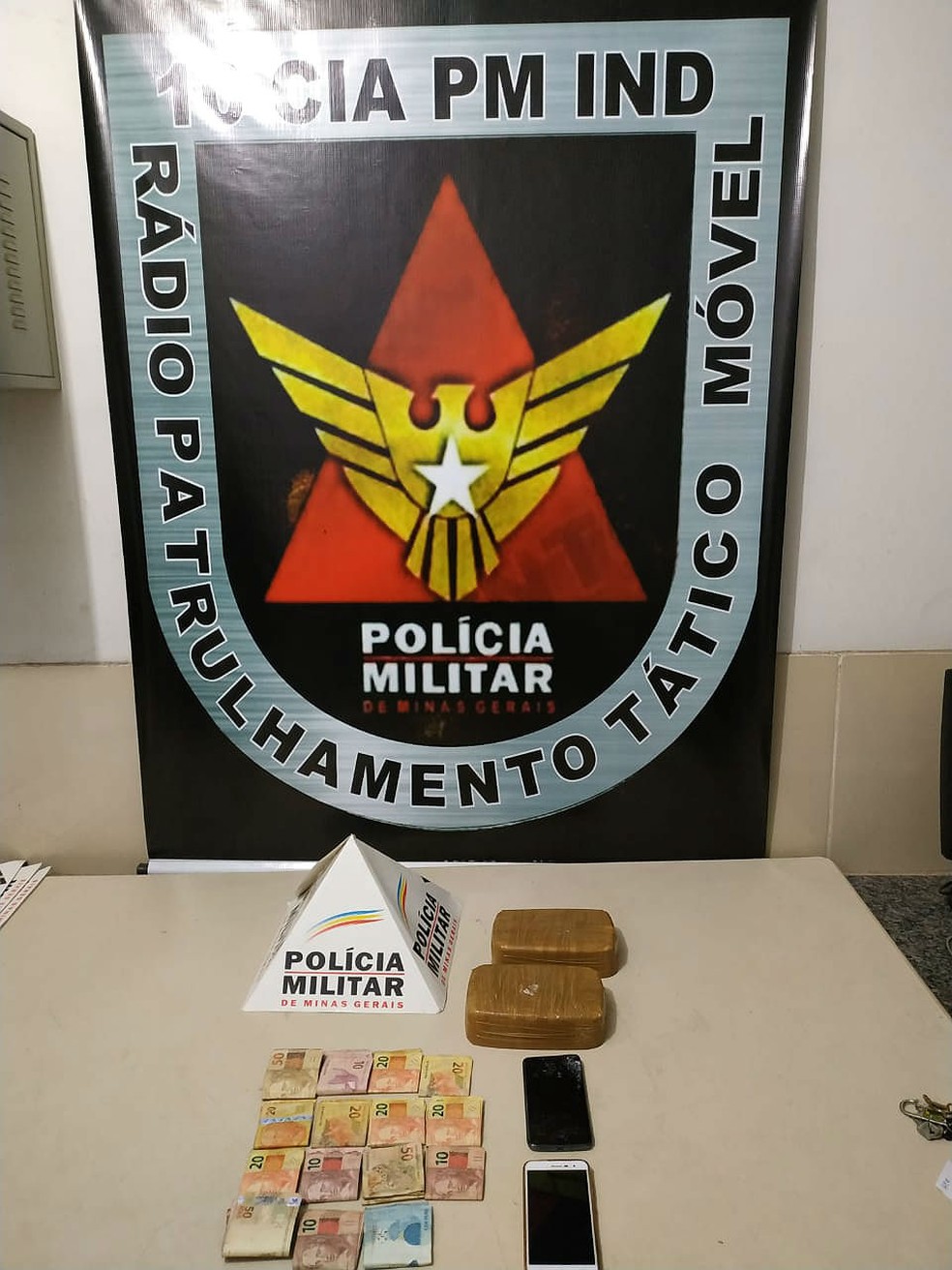 Durante a Operação 'Alferes', a PM apreendeu drogas e dinheiro em Viçosa — Foto: Polícia Militar/Divulgação