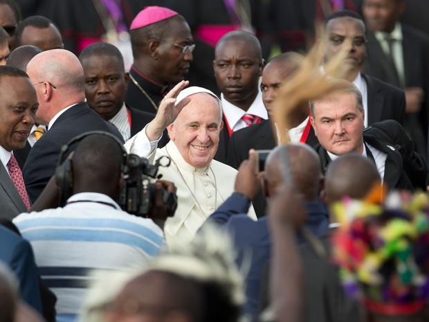 Papa Francisco chegou ao aeroporto de Nairobi nesta quarta-feira (25) (Foto: Ben Curtis/ AP )