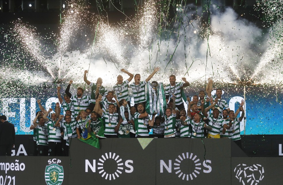 Jogadores do Sporting erguem taça de campeão do Campeoanto Português — Foto: Pedro Nunes/Reuters