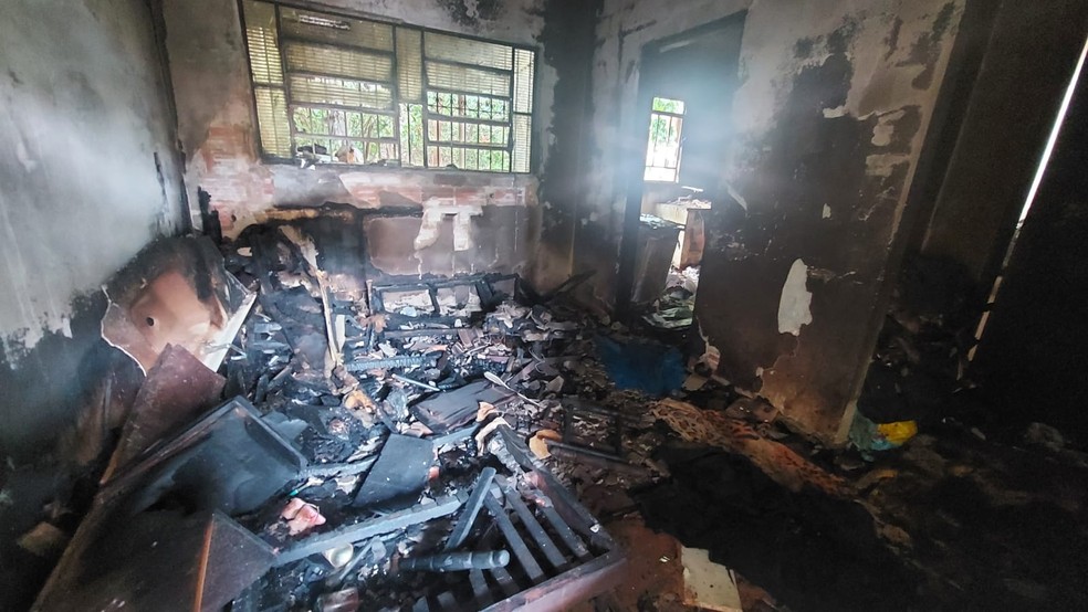 Incêndio durante madrugada mobiliza bombeiros em Botucatu — Foto: Flávio Fogueral