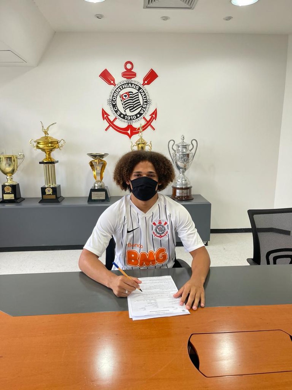 Promessa do Corinthians, Biro assina contrato profissional com multa de 30 milhões de euros
