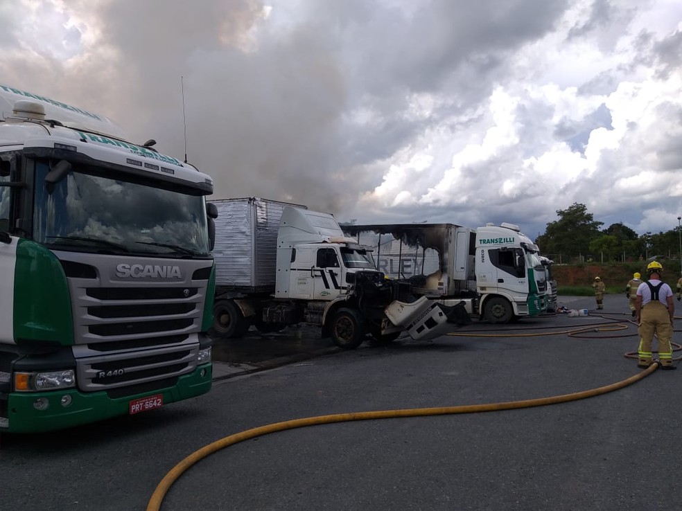 Caminhões pegam fogo no centro de distribuição de supermercado em Santa Maria, no DF — Foto: CBMDF/Divulgação