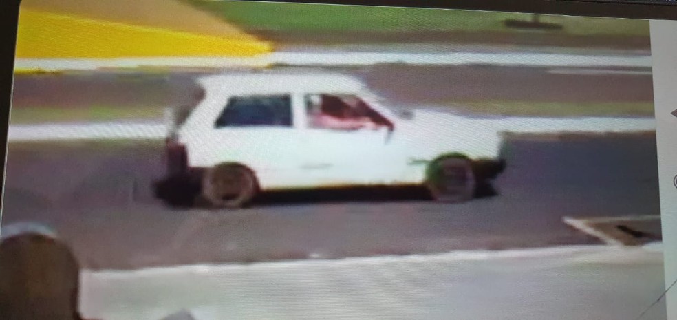 Carro branco utilizado em assalto ajudou policiais a identificarem os suspeitos de Macatuba — Foto: Polícia Civil/Divulgação