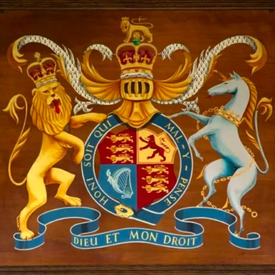 Brasão real da Rainha, usado no Royal Warrant, selo para fornecedores da corte (Foto: Getty Images)