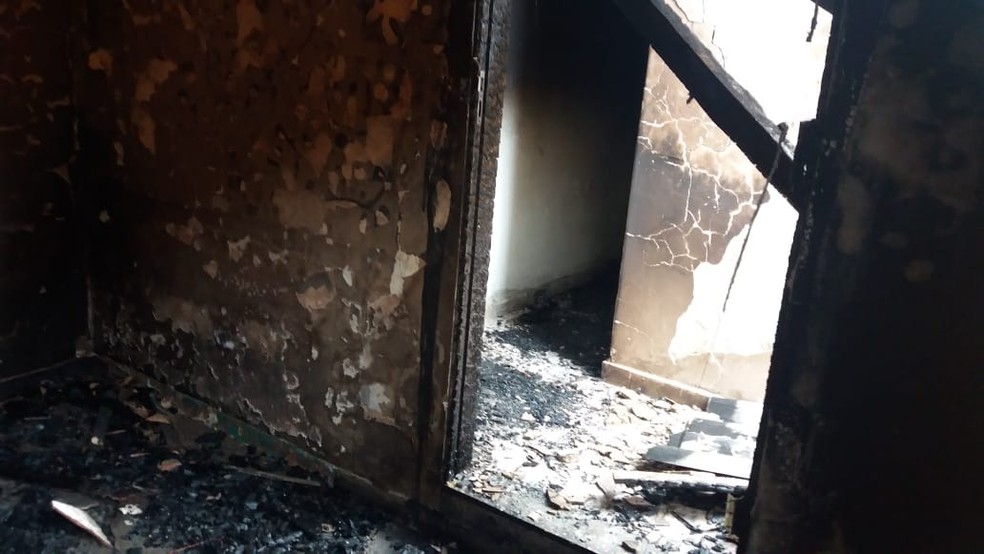 Casa ficou completamente destruÃ­da no incÃªndio  â Foto: Osvaldo Nobrega /TV Morena 