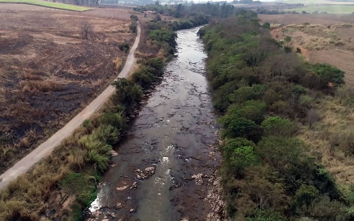 Rio CorumbataÃ­, em Piracicaba, com pedras visÃ­veis devido ao perÃ­odo seco (Foto: ReproduÃ§Ã£o/EPTV)
