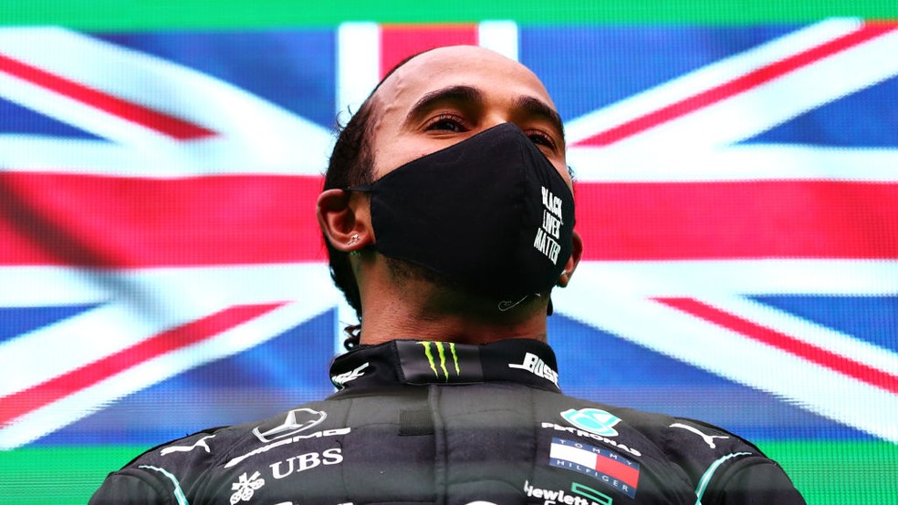 Lewis Hamilton no pódio do GP de Portugal — Foto: Dan Istitene - Formula 1/Formula 1 via Getty Images