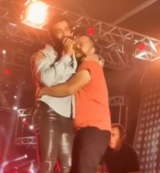 Gusttavo Lima canta junto de fã que invadiu o palco  (Foto: Reprodução / Instagram )