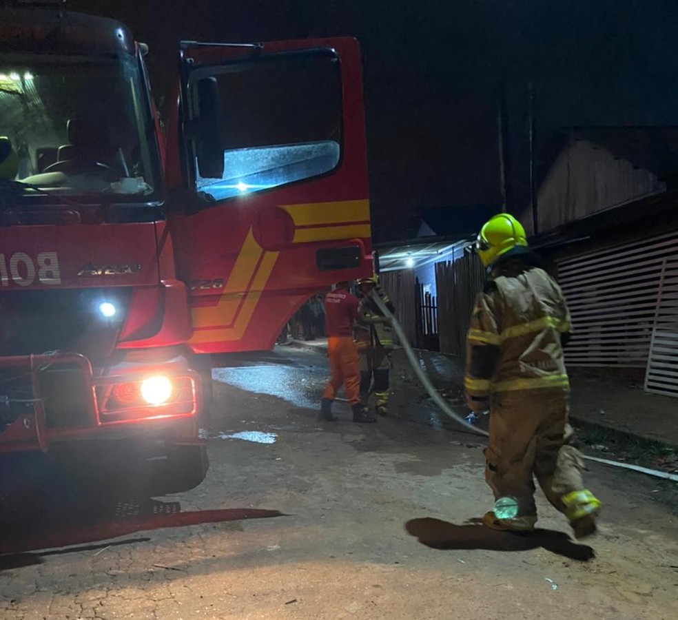 Duas equipes do Corpo de Bombeiros foram acionadas para combater o incêndio — Foto: Asscom/Corpo de Bombeiros do Acre