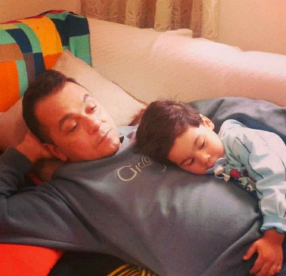 Rodrigo Medina Lopes, 45 anos, e Bruno, filho adotado por ele após morte da ex — Foto: Arquivo Pessoal