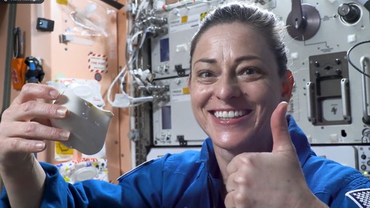 Astronauta da Nasa toma "cappuccino espacial" em copo que simula gravidade