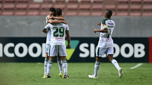 Jogadores do América-MG comemoram gol