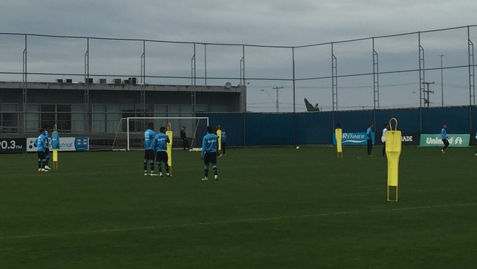 Roger indica time titular do Grêmio com Ramiro em treino de bola parada