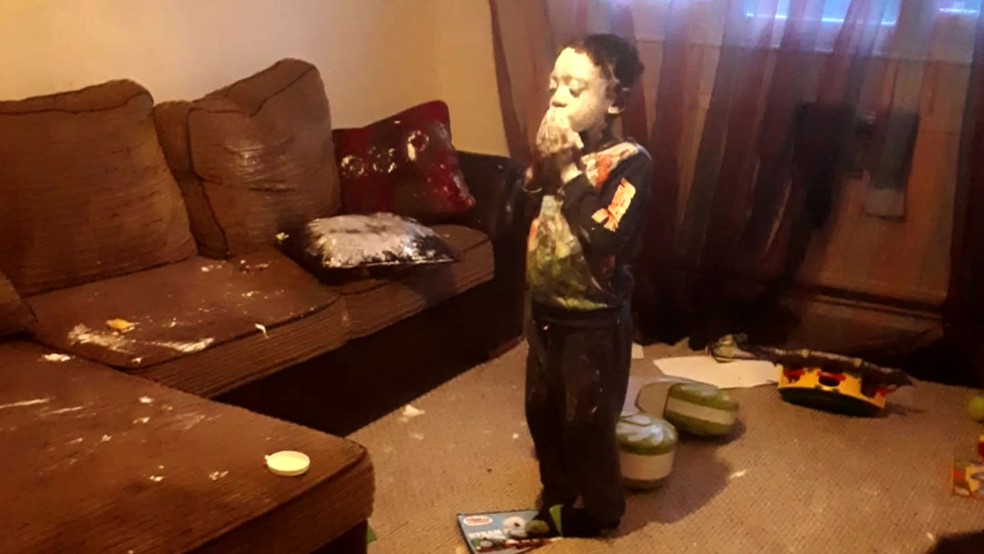 Leon, de 4 anos, pintou o rosto com creme de assaduras. Ele questionou mÃ£e se poderia pintar o rosto com spray (Foto: BBC)
