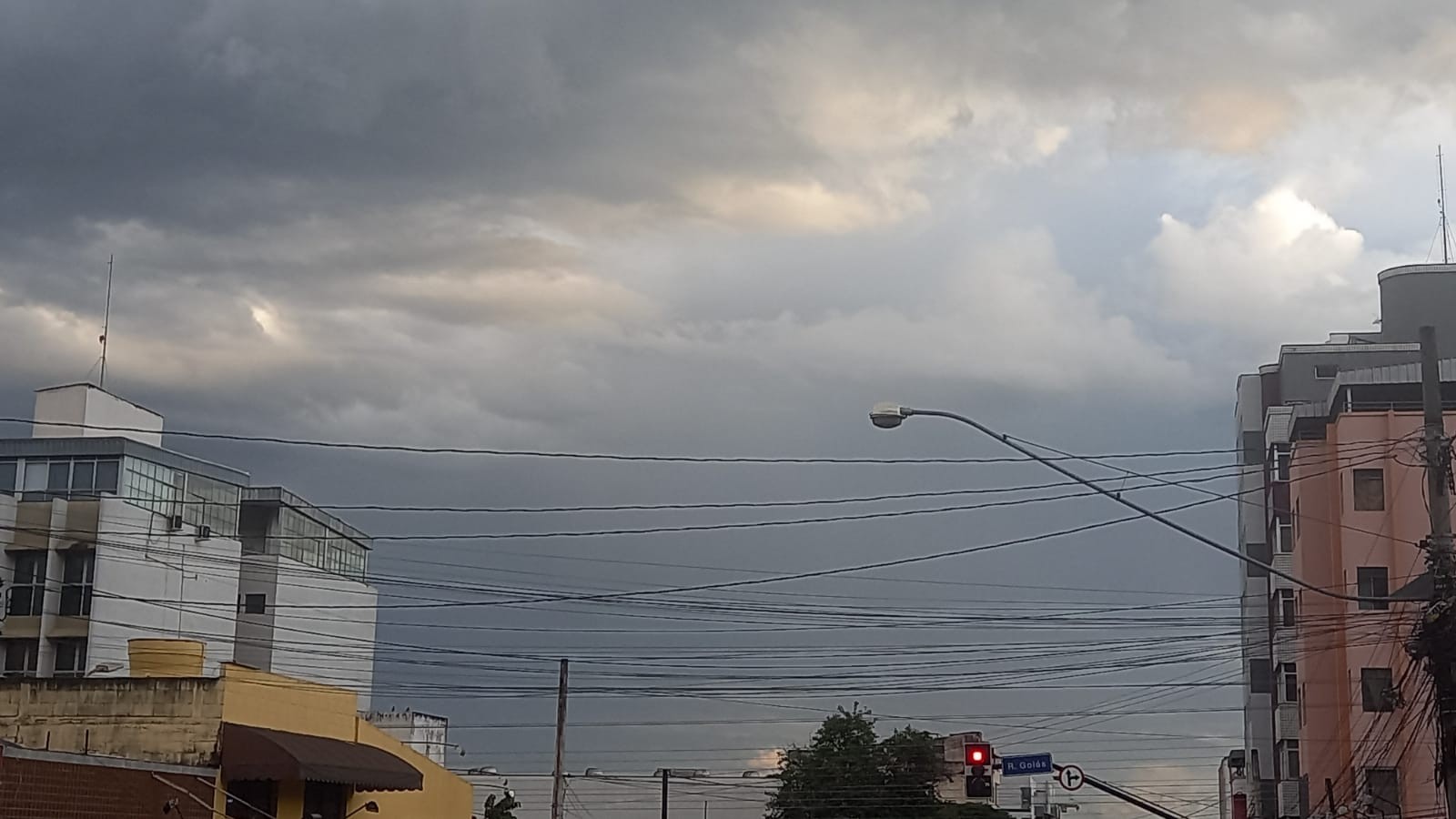 Depois do calorão, fim de semana será de frente fria com pancadas de chuva em Divinópolis e região
