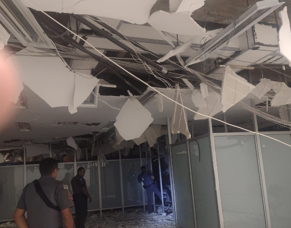Agência da Caixa Econômica Federal ficou destruída após ataque em Araçatuba (SP) — Foto: Arquivo pessoal