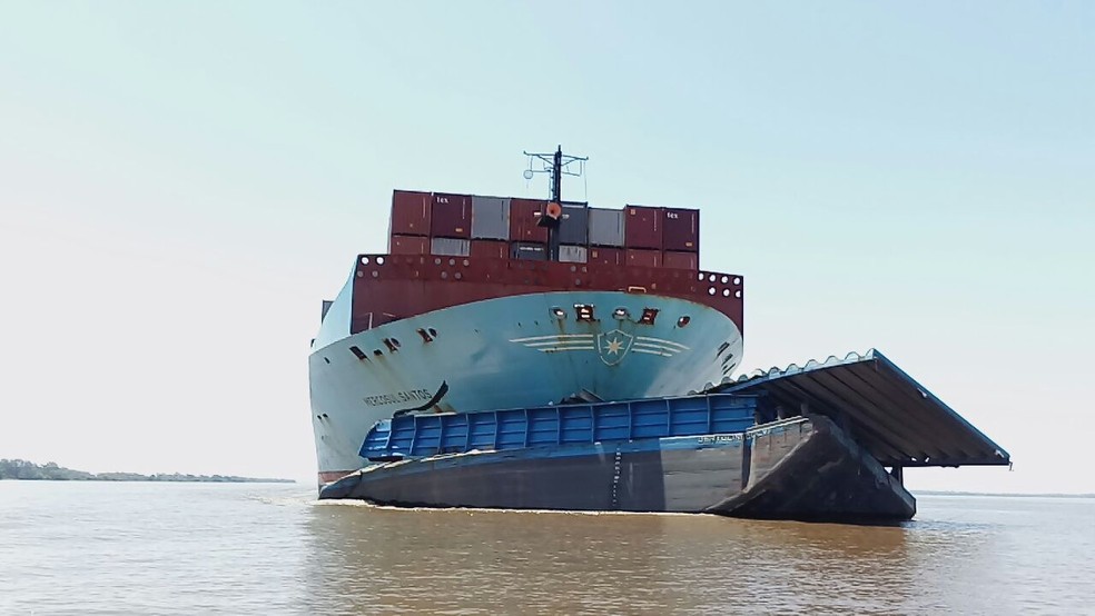 Balsa estava presa na frente do navio desde o dia 2 de agosto (Foto: Marcos Cantuario/Sentinela TV)