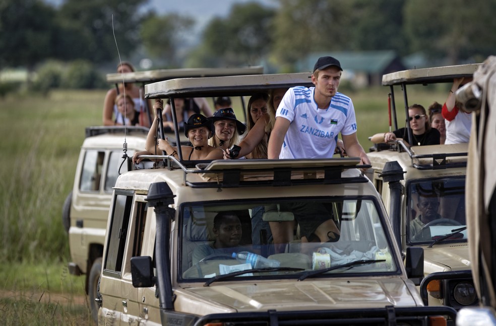 Turistas observam animais no Parque Nacional Mikumi, na Tanzânia (Foto: Ben Curtis, File/ AP Photo)