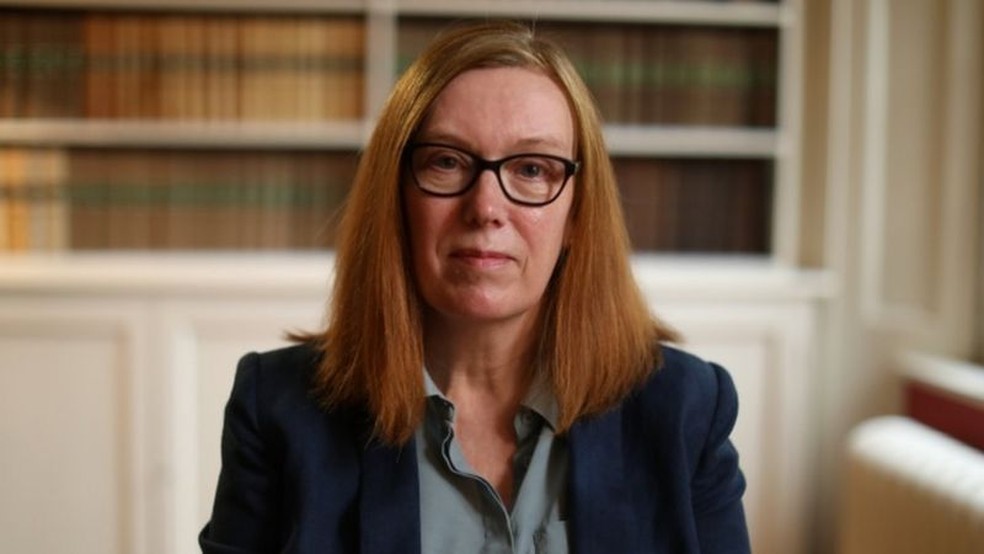 A professora Sarah Gilbert diz que doses extras devem ser usadas para aumentar a imunidade em países com baixos índices de vacinação — Foto: BBC