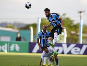 Grêmio vira de novo e é líder